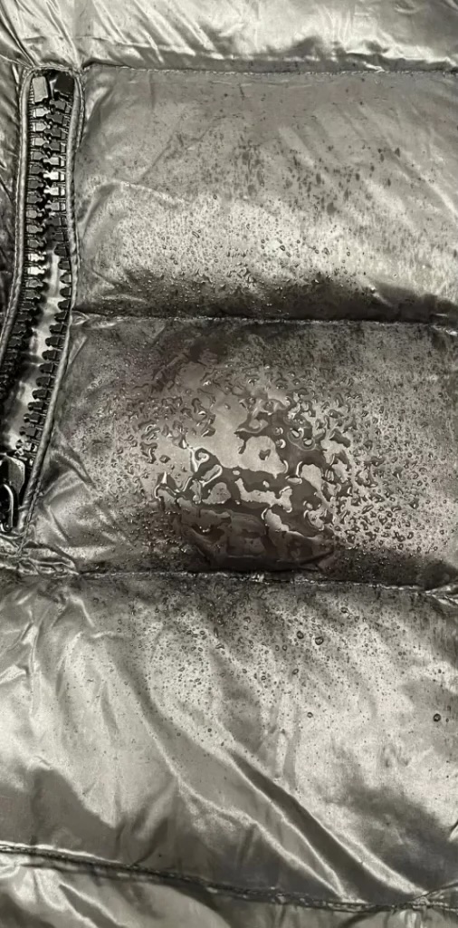 ダウンジャケット クリーニング前 雨水が染み込む生地 ビフォー