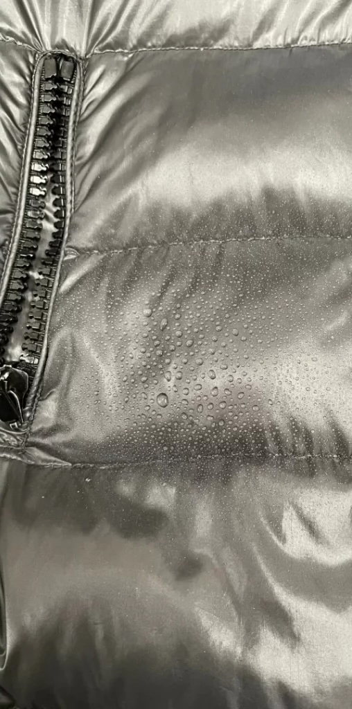 ダウンジャケットの撥水加工｜環境を守る「PFASフリー」を選ぶ理由と知っておきたい真実