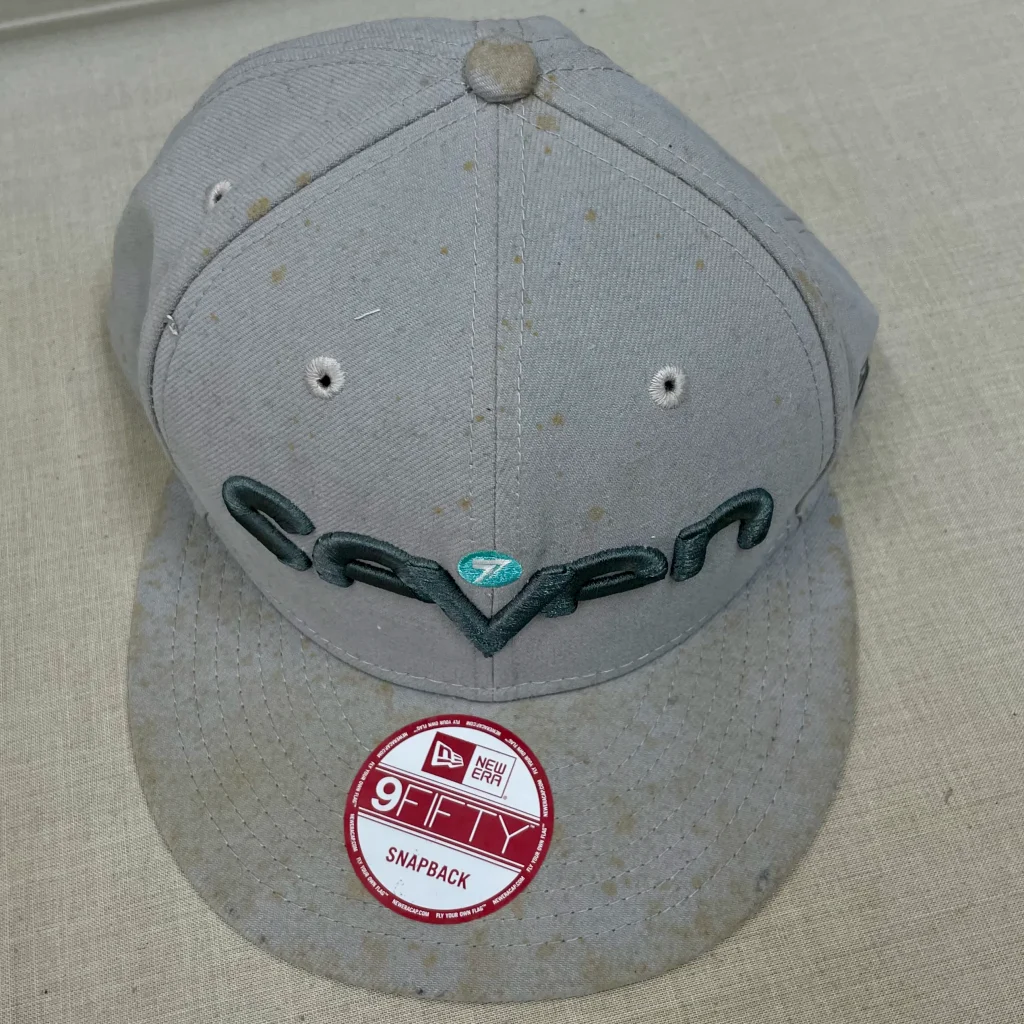 ニューエラ（New Era）の赤カビ・泥汚れを撃退。グレーキャップを全体漂白と特殊染み抜きで蘇らせる職人技