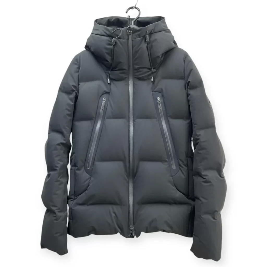 水沢ダウン MOUNTAINEERのクリーニング事例：白化とボリュームダウンを解決！