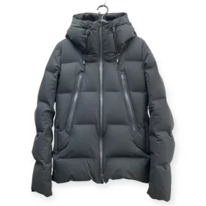 水沢ダウン MOUNTAINEERのクリーニング事例：白化とボリュームダウンを解決！