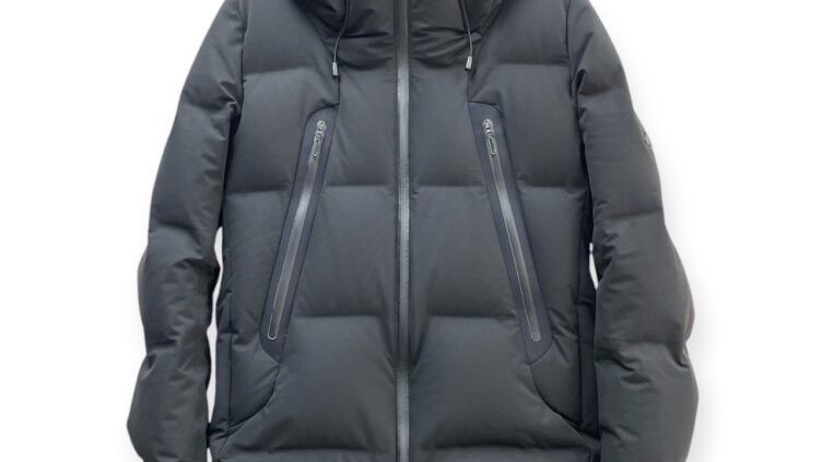 水沢ダウン MOUNTAINEERのクリーニング事例：白化とボリュームダウンを解決！