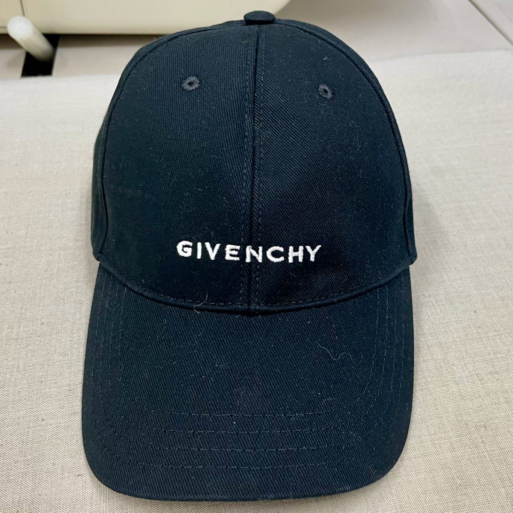 ジバンシイ（GIVENCHY PARIS）のキャップを「黒く」引き締める。ベタつきと埃の蓄積をリセットし、本来の高級感を復元