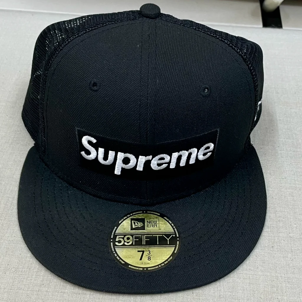 SUPREME × New Eraキャップの黒さを取り戻す。ステッカー文化への敬意と、職人が伝えたい「つば」の真実