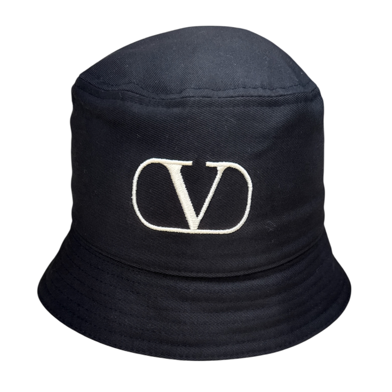 色補正により深いネイビーが蘇ったヴァレンティノのバケットハット