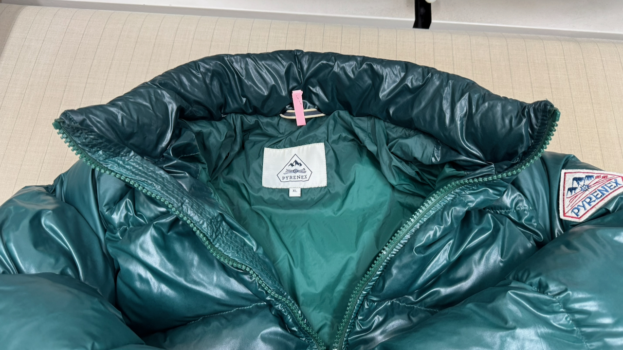 ピレネックスの襟元に付着した皮脂汚れと黒ずみ