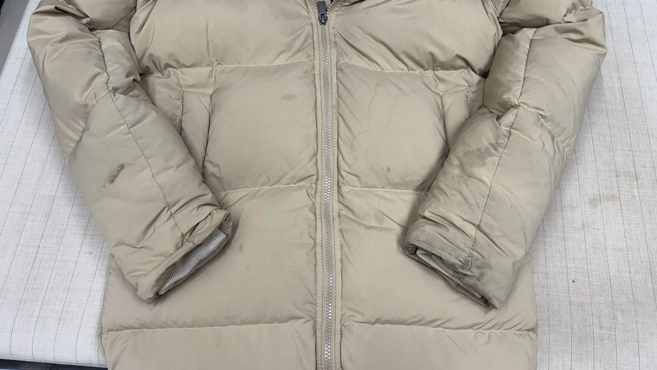 ピレネックスのダウンジャケットの袖口。摩擦と皮脂で真っ黒に汚れている状態。