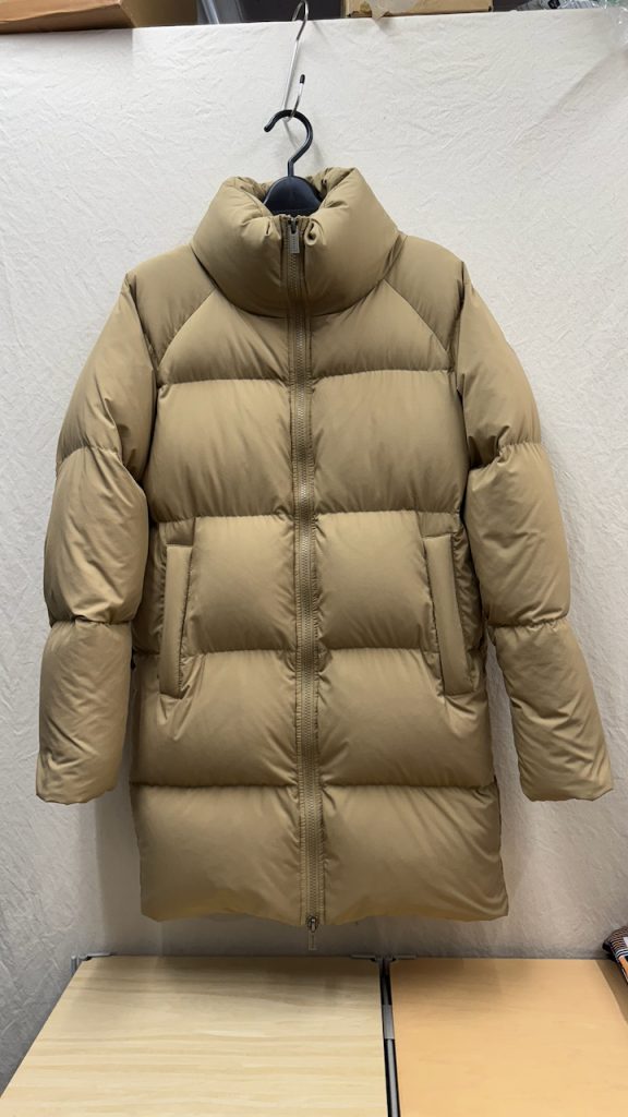 袖口の汚れが落ち、全体的に発色が良くなりボリュームも復活したピレネックス。