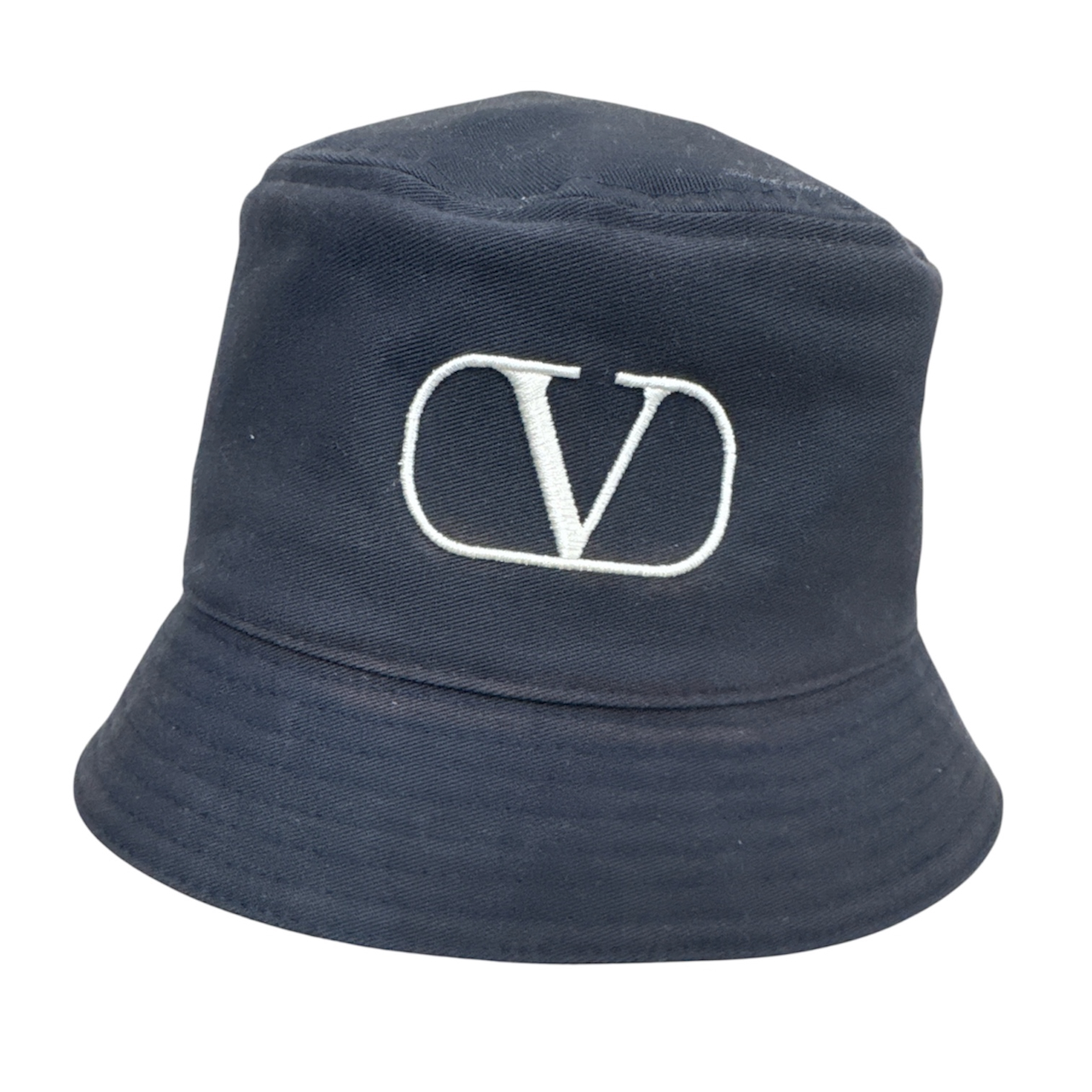 全体的に白っぽく色あせたヴァレンティノのネイビーバケットハット