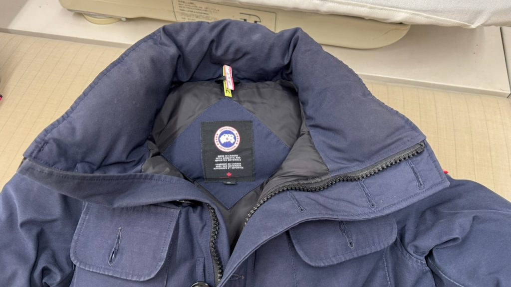 エリの汚れと白くなったカナダグースのダウンジャケット