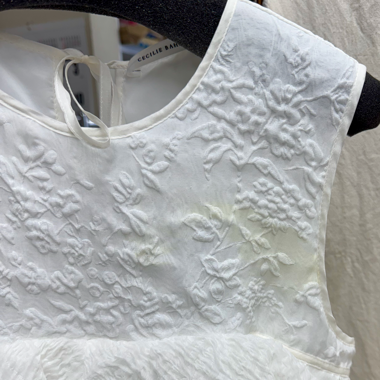 セシリーバンセンの白ドレス。胸元の汗による黄ばみと全体の蓄積したくすみ。