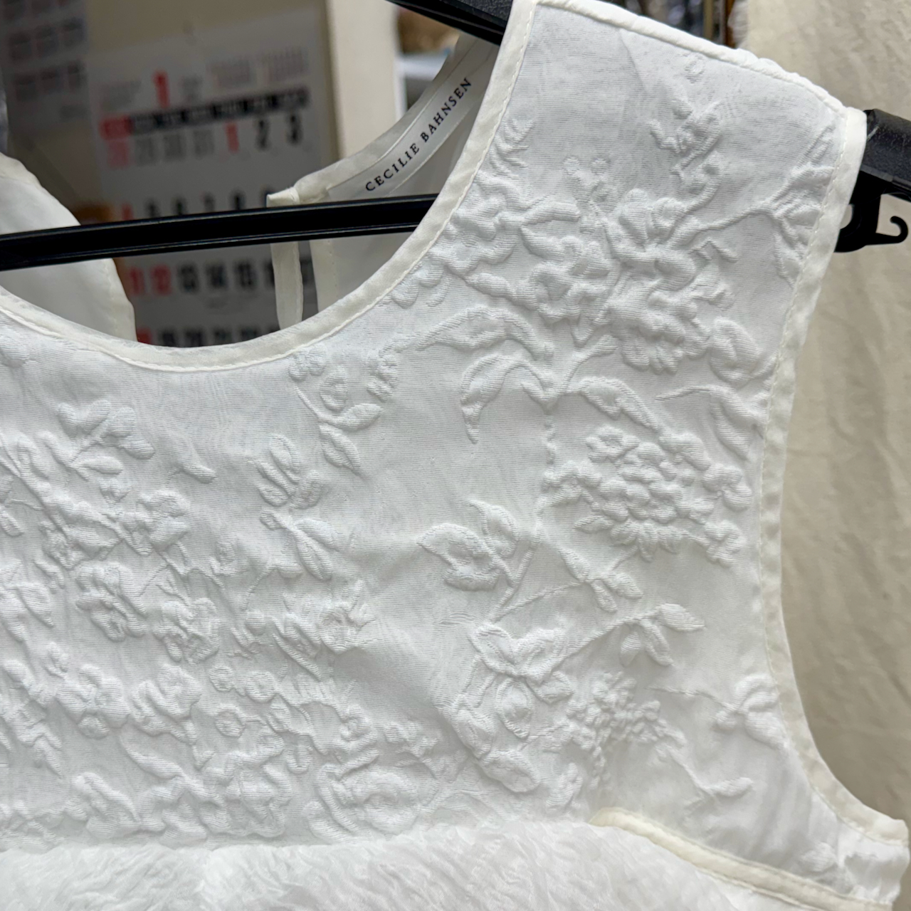 特殊漬け込み漂白で黄ばみが消え、真っ白に復元されたセシリーバンセンのドレス。