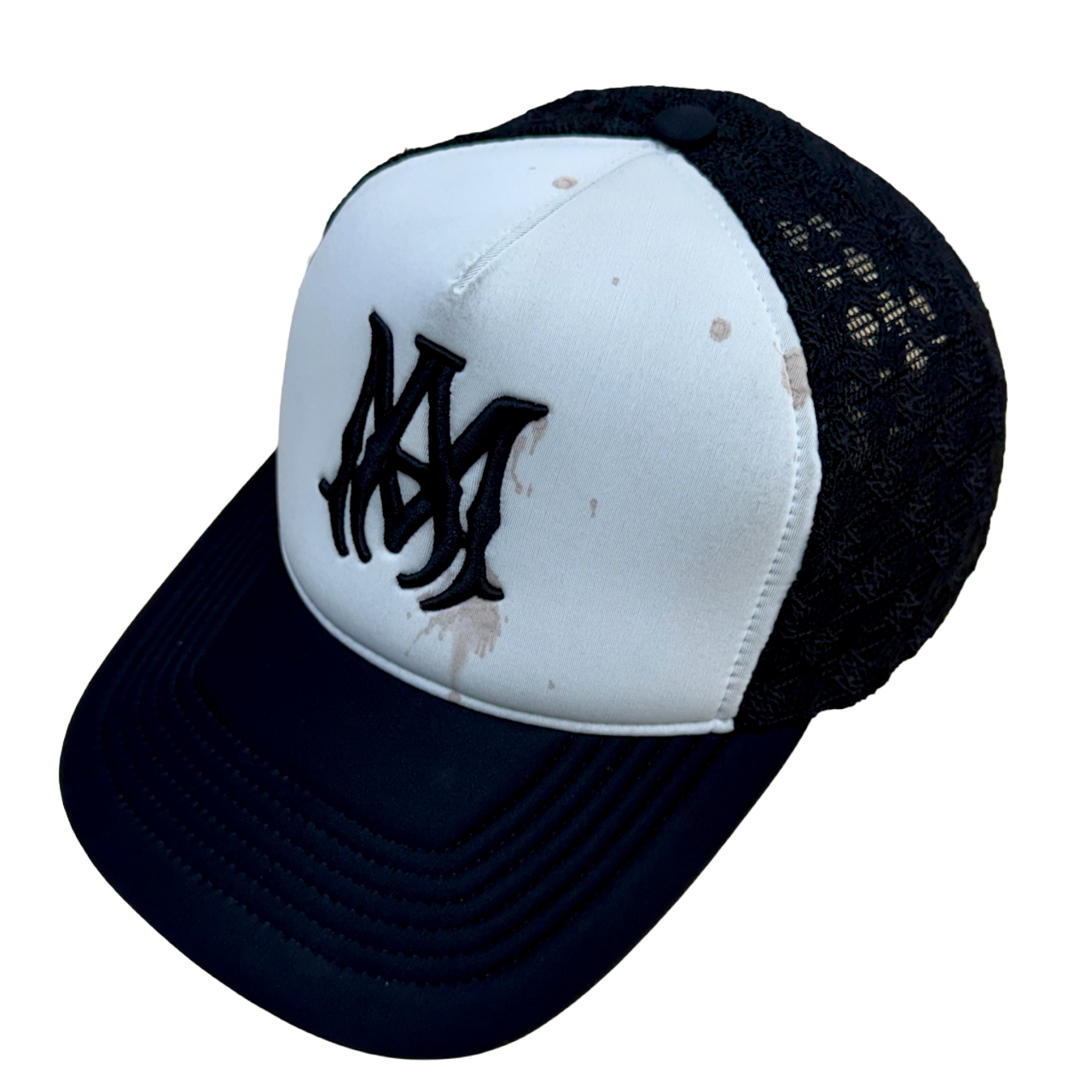 ココアをこぼして大きな茶色のシミがついたAMIRI（アミリ）のメッシュキャップ。クリーニング前の状態。