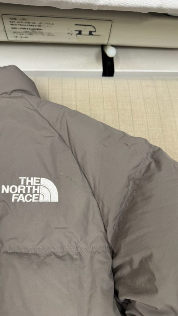 飲食店でのソース事故……絶望のTHE NORTH FACEを救え！84歳職人が挑んだシミ抜きと驚きのボリューム復活劇