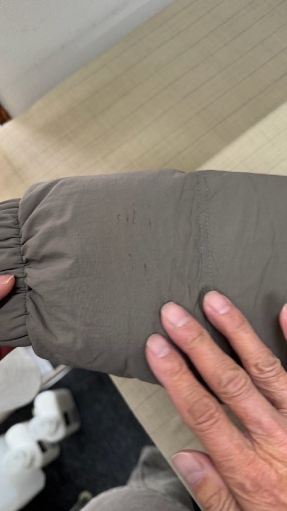 ノースフェイスのダウンに付着した、べっとりと濃いとんかつソースのシミ