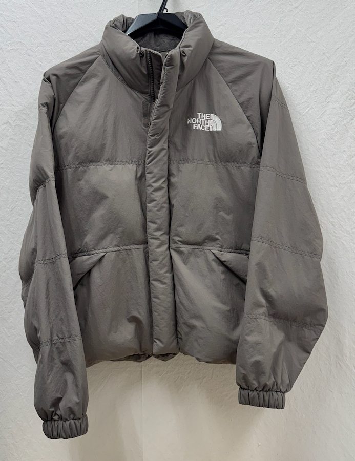 羽毛が潰れて全体的に厚みがなくなり、ぺっちゃんこになったダウンの側面