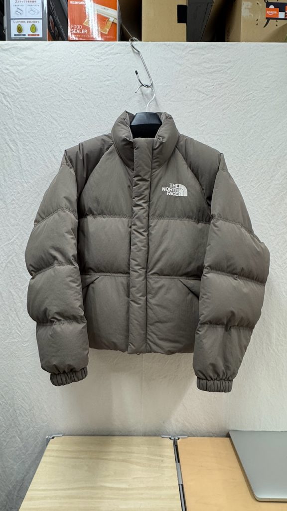 羽毛が空気を含み、パンパンにボリュームが復活したダウンの側面