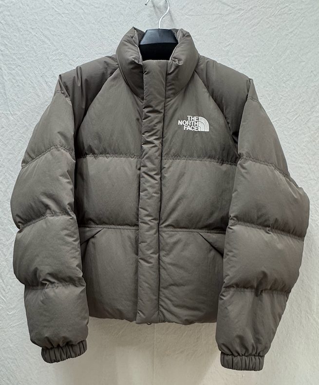 羽毛が空気を含み、パンパンにボリュームが復活したダウンの側面