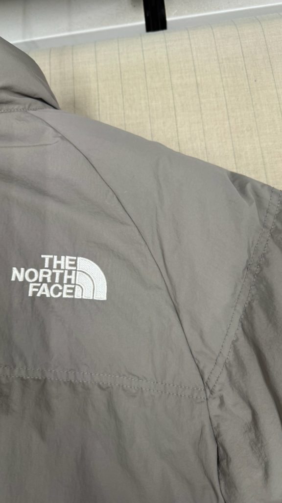 ソースの跡が完全に消え、生地のテカリや白化もないノースフェイスの表面