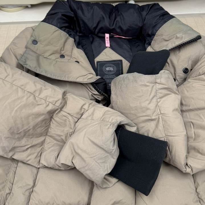 カナダグース1年クローゼットに入れてただけで、エリの皮脂が酸化し緑色に変色したダウンコート