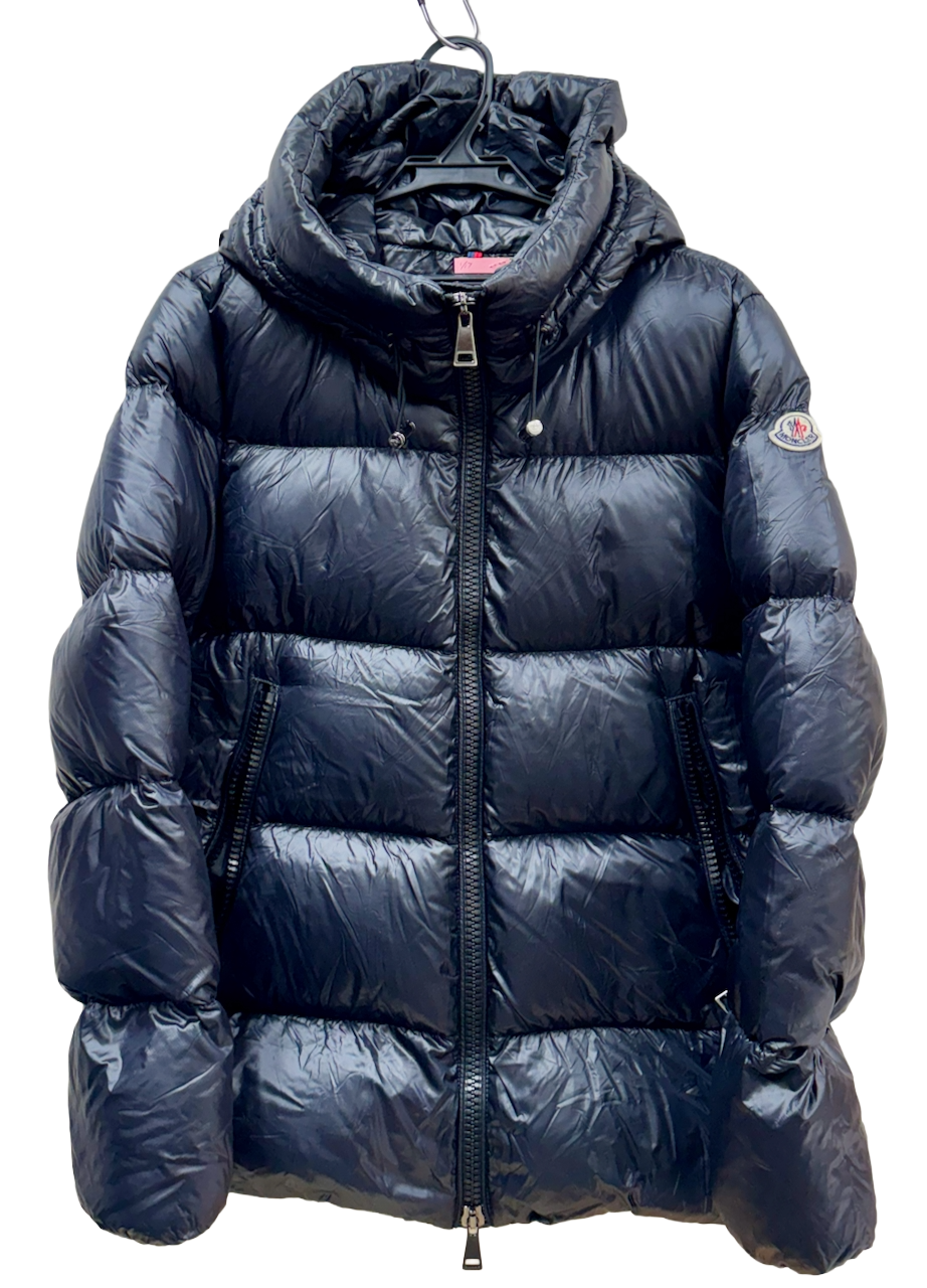 MONCLERダウン メンズショートのクリーニング前のぺっちゃんこになった状態