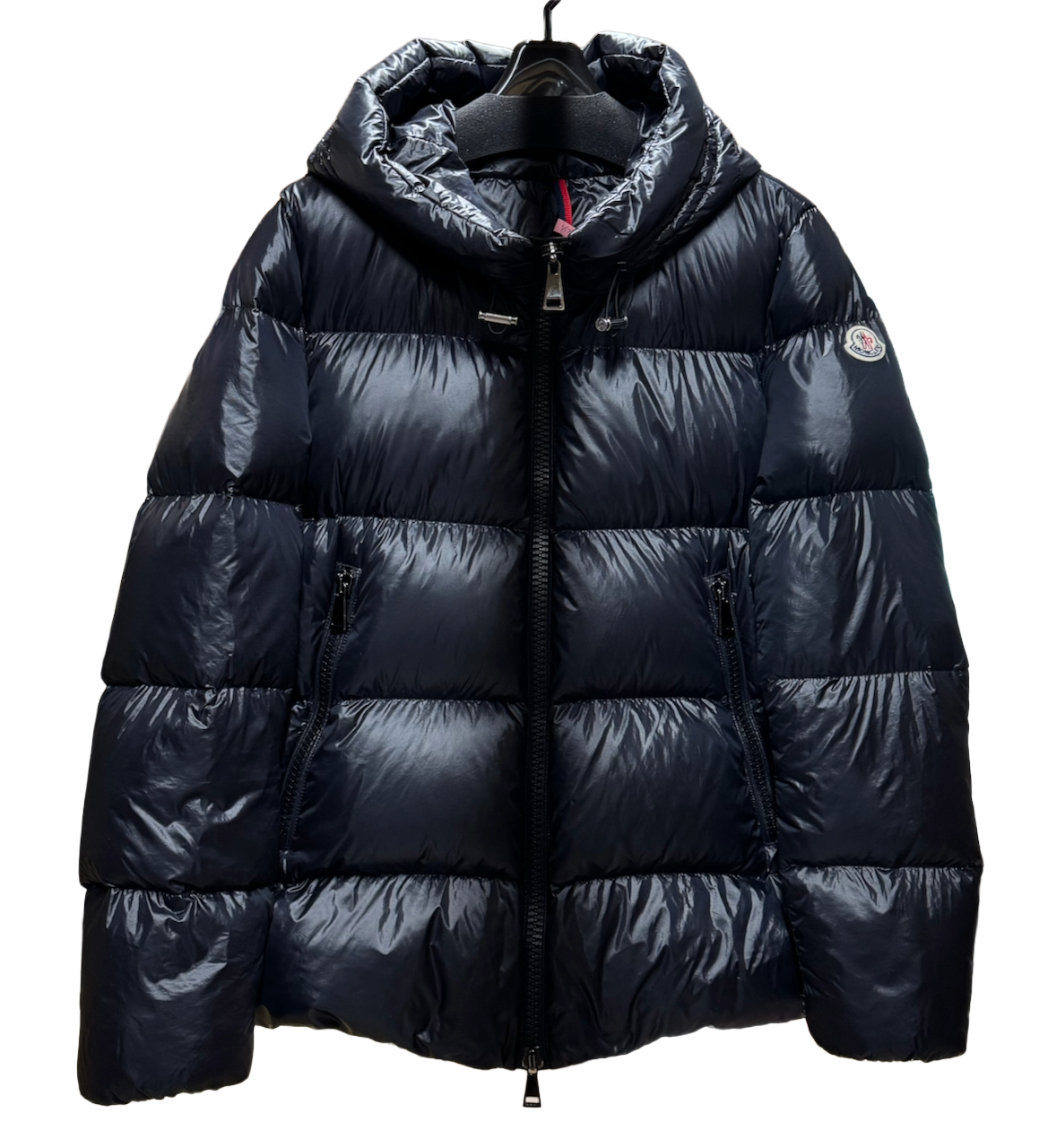 MONCLERダウン メンズショートのクリーニング後 ボリュームが復活しダウンがパンパンに膨らんだ状態