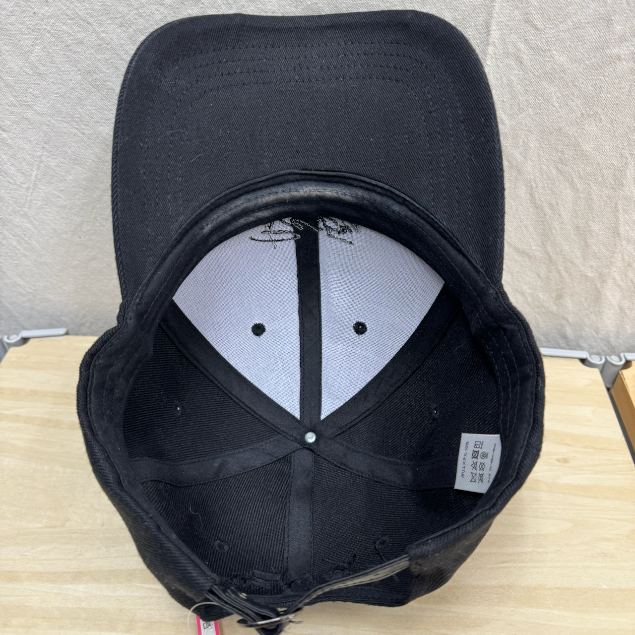 キンプリ永瀬廉くんデザイン黒キャップの内側に付着したファンデーションとお化粧汚れ（クリーニング前）
