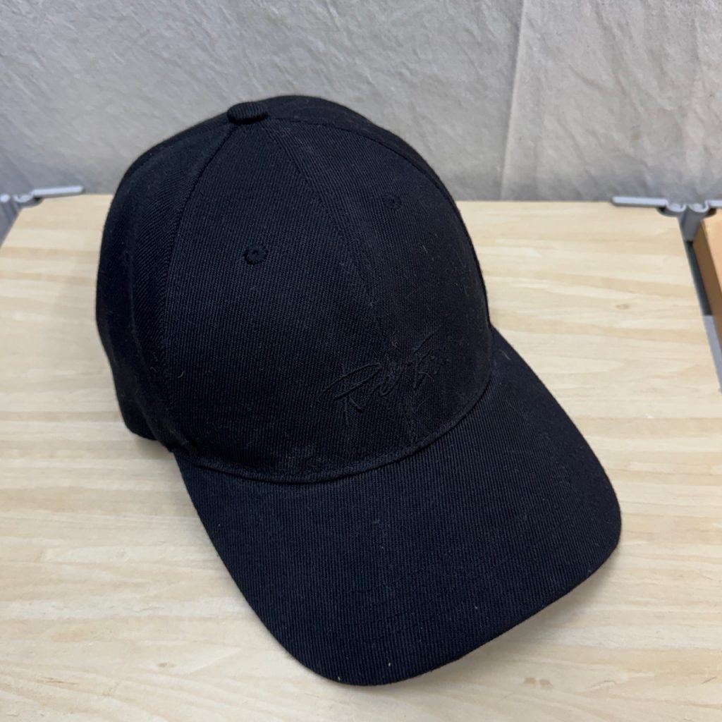 キンプリ永瀬廉くんデザイン黒キャップの内側に付着したファンデーションとお化粧汚れ（クリーニング前）