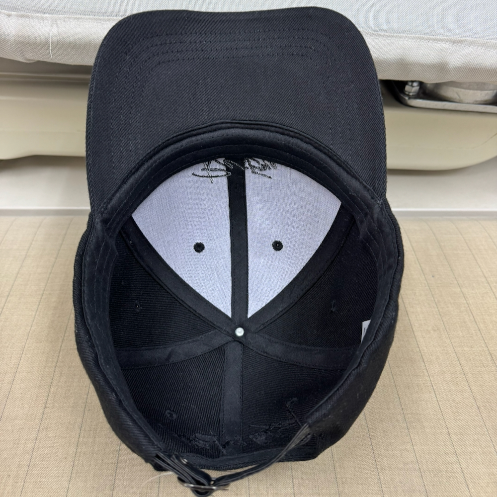 クリーニングとPFASフリー撥水・UVカット加工で綺麗になったキンプリ永瀬廉デザイン黒キャップ（アフター）