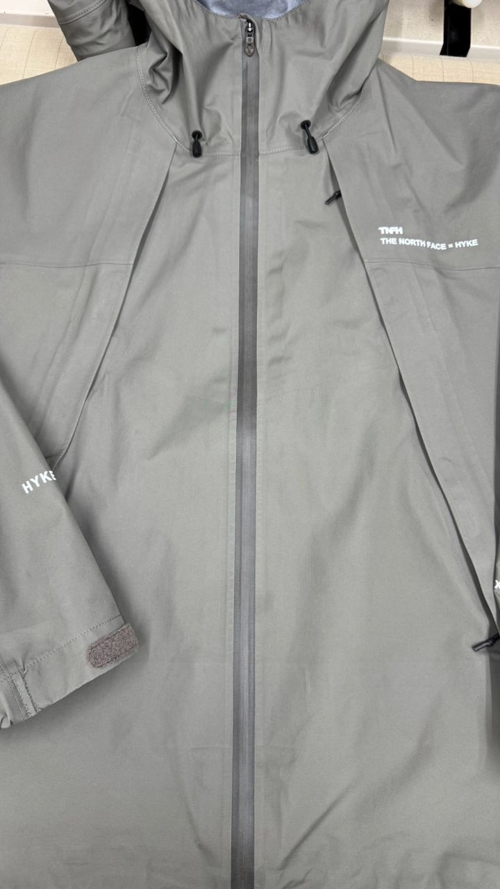 油汚れもスッキリ落ち、PFASフリー撥水加工を施し機能回復したHYKE×The North Faceのコラボジャケット