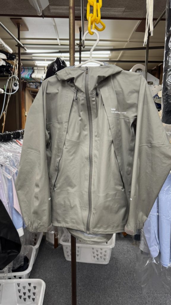 油汚れもスッキリ落ち、PFASフリー撥水加工を施し機能回復したHYKE×The North Faceのコラボジャケット