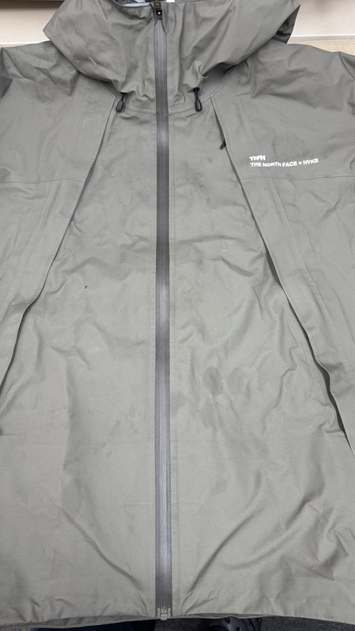 広範囲の油汚れが付着したHYKE×The North Faceのコラボジャケット
