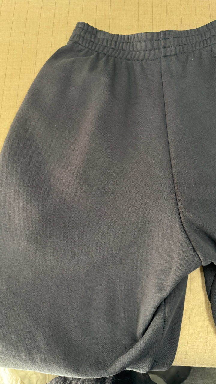 液体蚊取りの油性シミが色落ちなしで綺麗に除去されたバレンシアガのスウェットパンツ職人仕上げ後