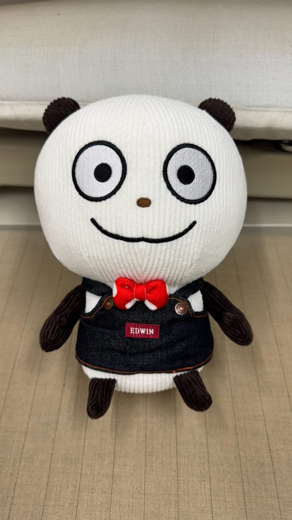 カビ抜きクリーニングと首のほつれ修理がすべて完了しきれいになったEDWINごきげんぱんだぬいぐるみ
