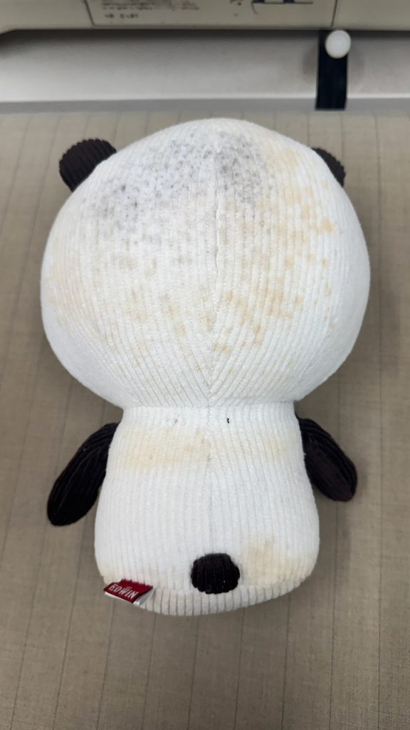 【カビ除去＆首ほつれ修理】EDWIN×にしむらゆうじ「ごきげんぱんだ」ぬいぐるみの後頭部に生えた黒カビと首の破れを職人技でリフレッシュ！