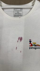 【パタゴニア】Tシャツにアサイー＆ビーツのスムージーが…！落としにくい強力色素を「触らず即依頼」で救ったプロのシミ抜き事例