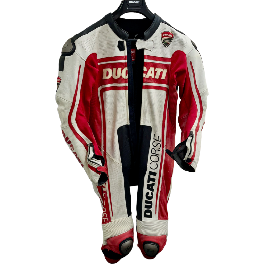 全体に白カビが繁殖して赤レザーが白く曇ってしまったDUCATIのレーシングスーツDucati Corse C2(クリーニング前)